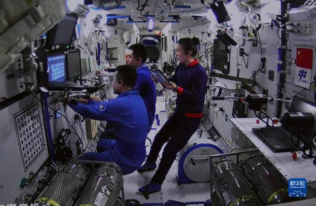  神十三航天员完成天舟二号货运飞船与空间站组合体交会对接试验